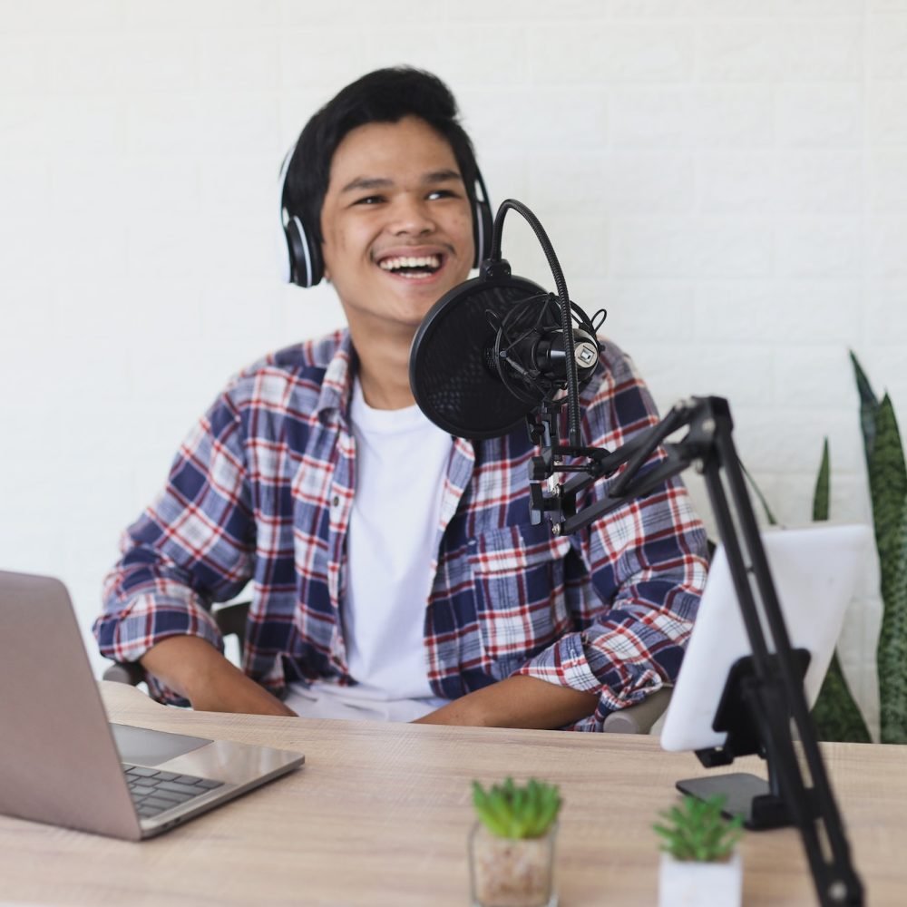 young-asian-man-expression-in-podcast-broadcasting.jpg young-asian-man-expression-in-podcast-broadcasting.jpg